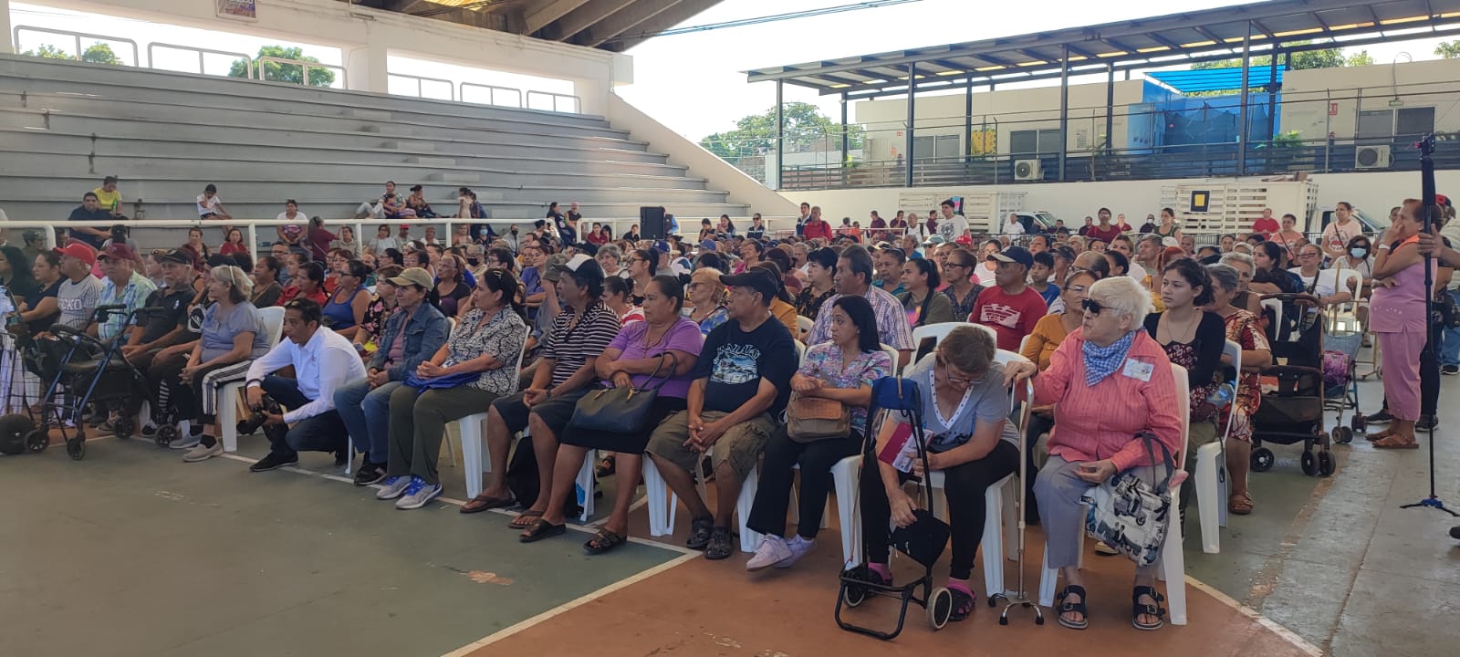 300 familias reciben cuatro despensas por parte del sistema DIF