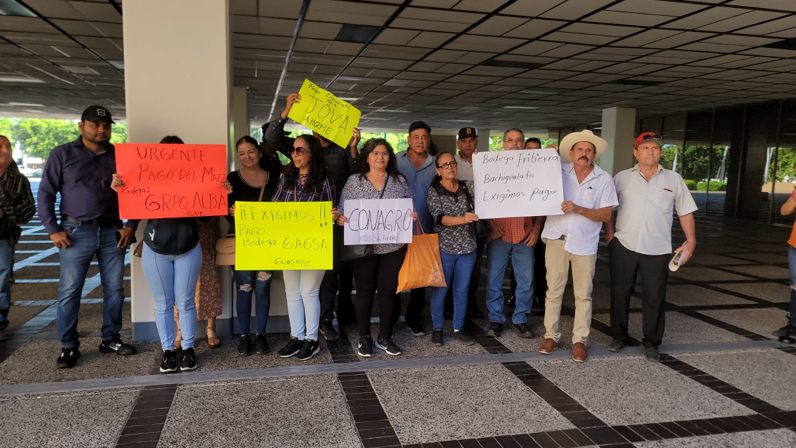 Productores sinaloenses se manifiestan en Palacio de Gobierno, en Culiacán