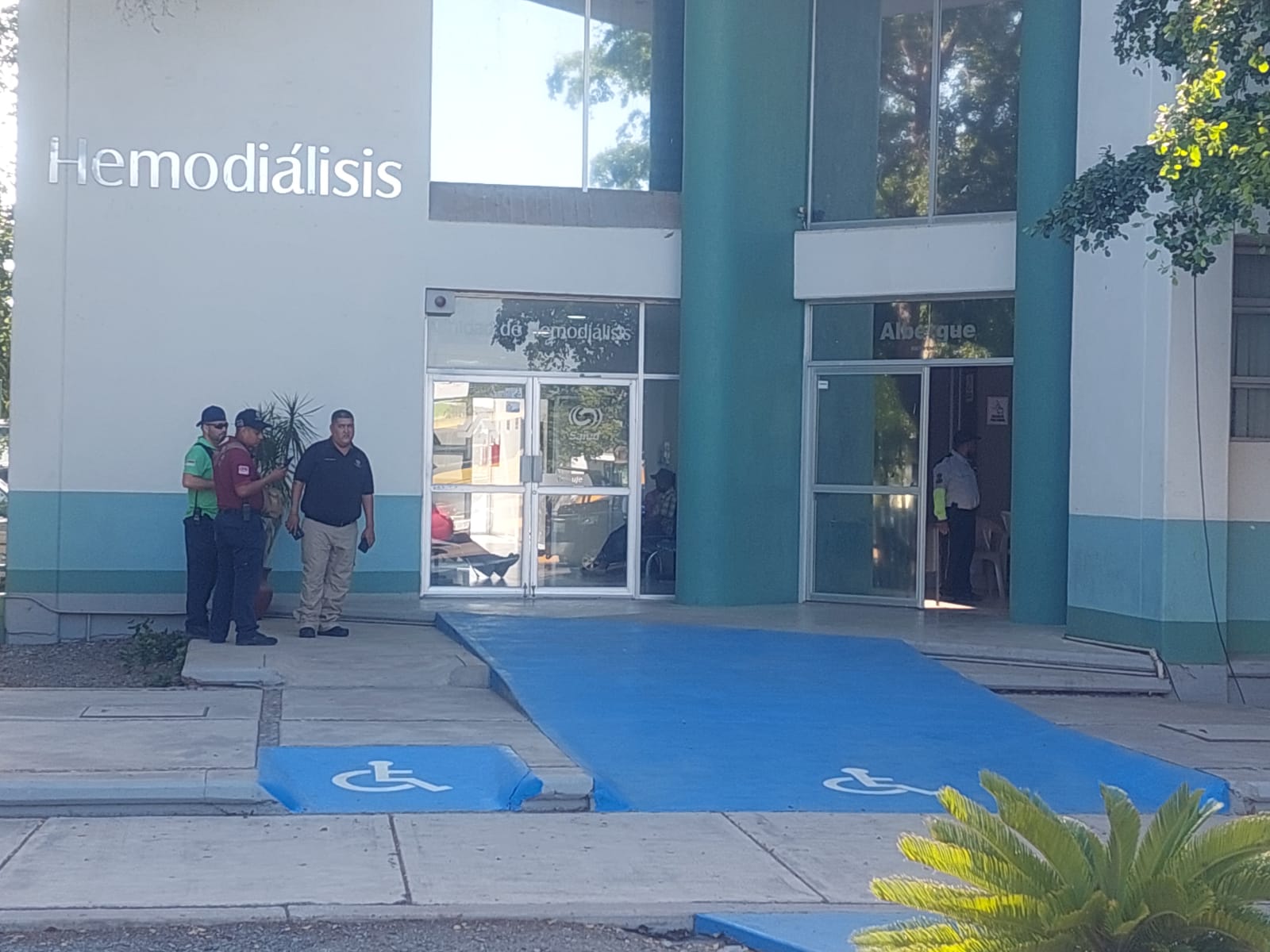Fuerte olor a gas en el Hospital General de Los Mochis genera movilización de bomberos