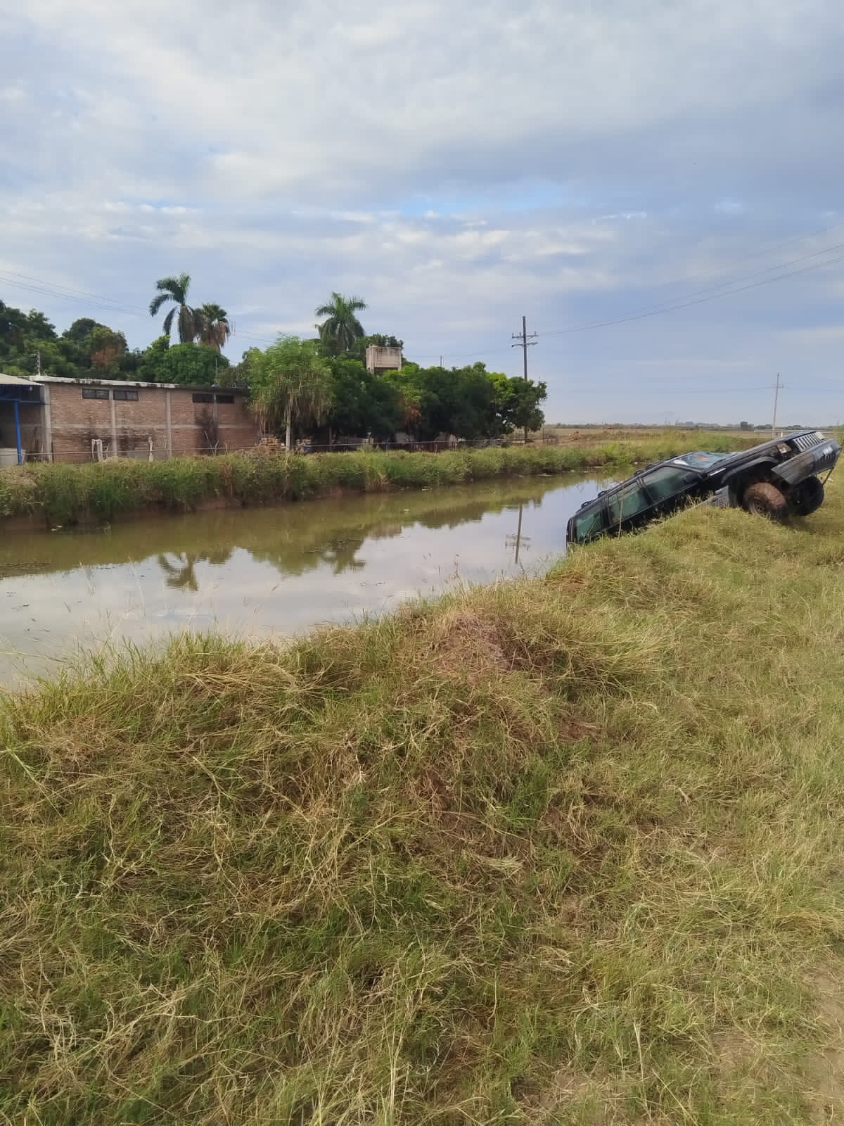Adulto mayor logra salir ileso al sufrir un canalazo en Guasave
