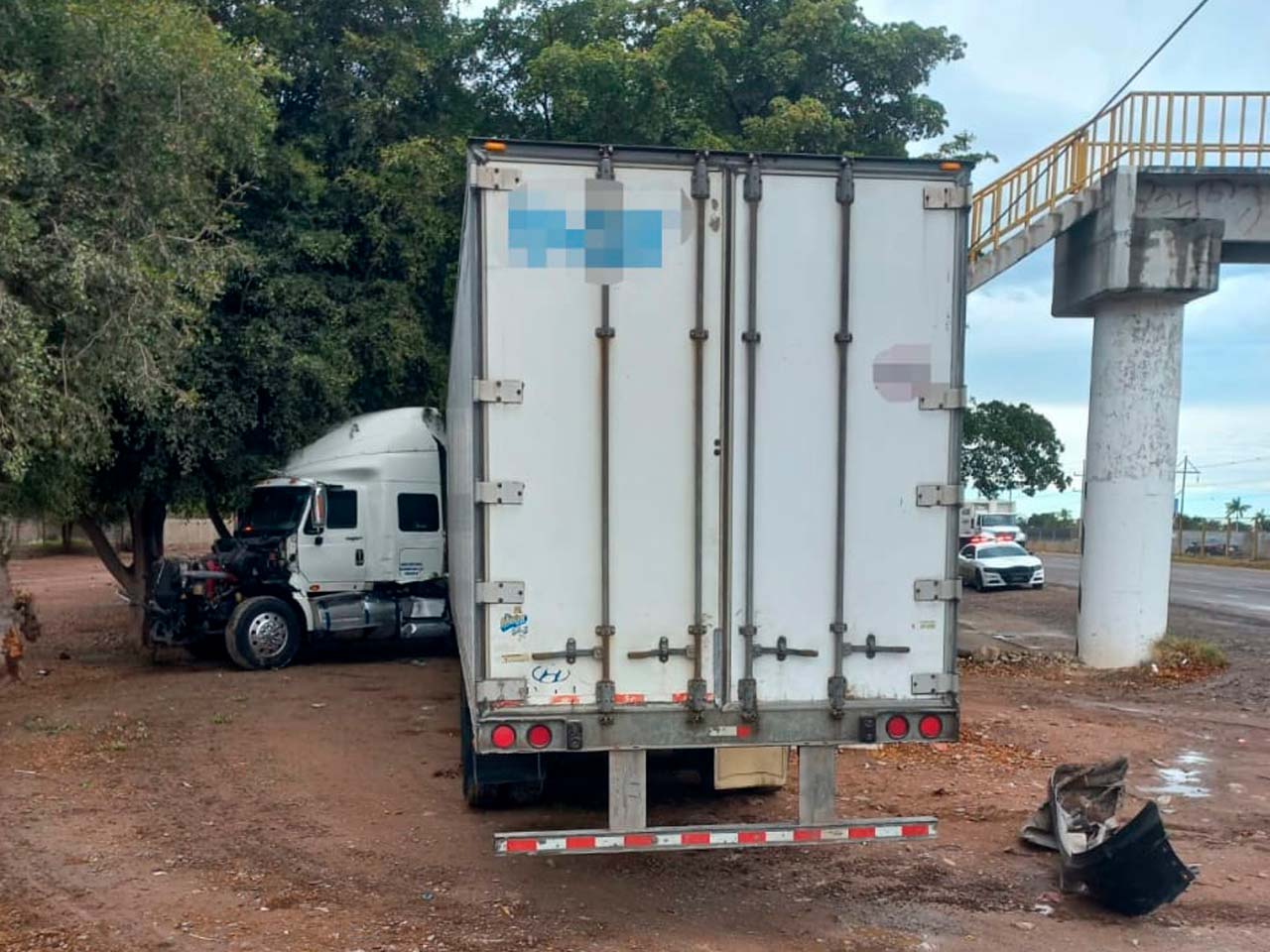 A causa de la lluvia, tráiler se sale de la México 15 en Guasave