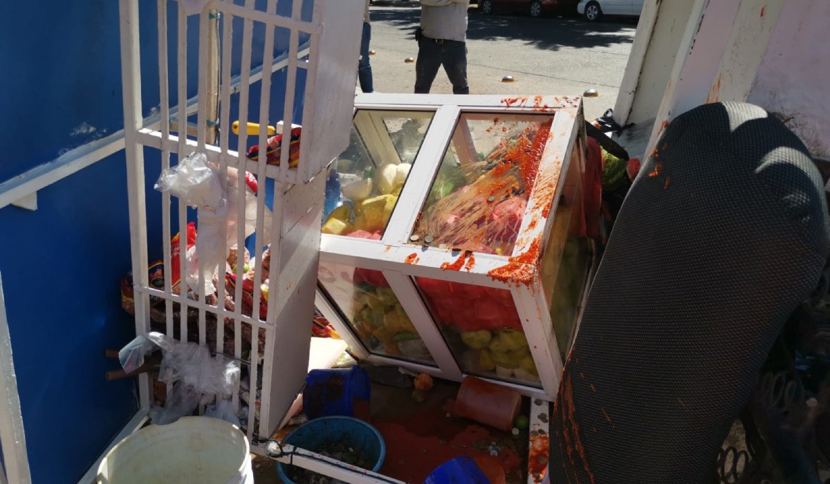 carrito de frutas tirado tras choque en calle del centro de Los Mochis