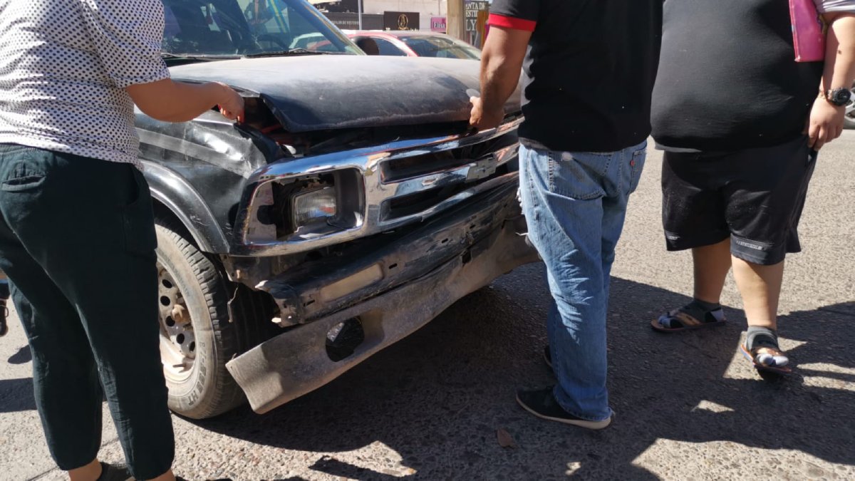 camioneta que chocó contra carrito de frutas en el centro de Los Mochis