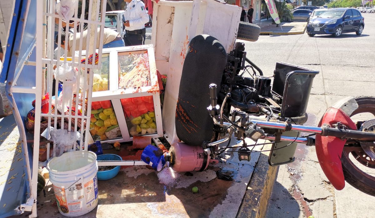 carrito de frutas tirado tras choque en calle del centro de Los Mochis