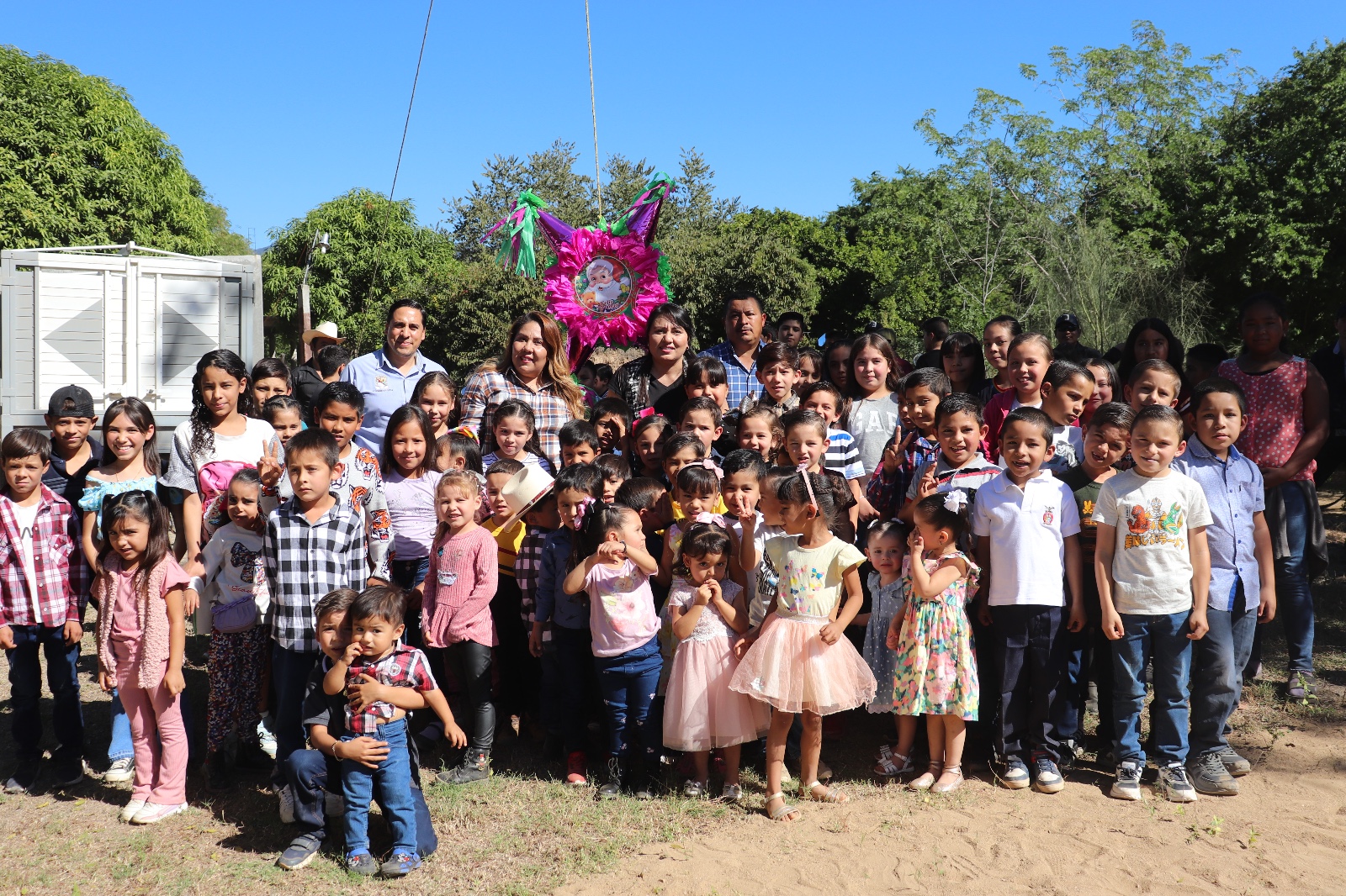 Alcalde de Badiraguato festeja con familias por la navidad