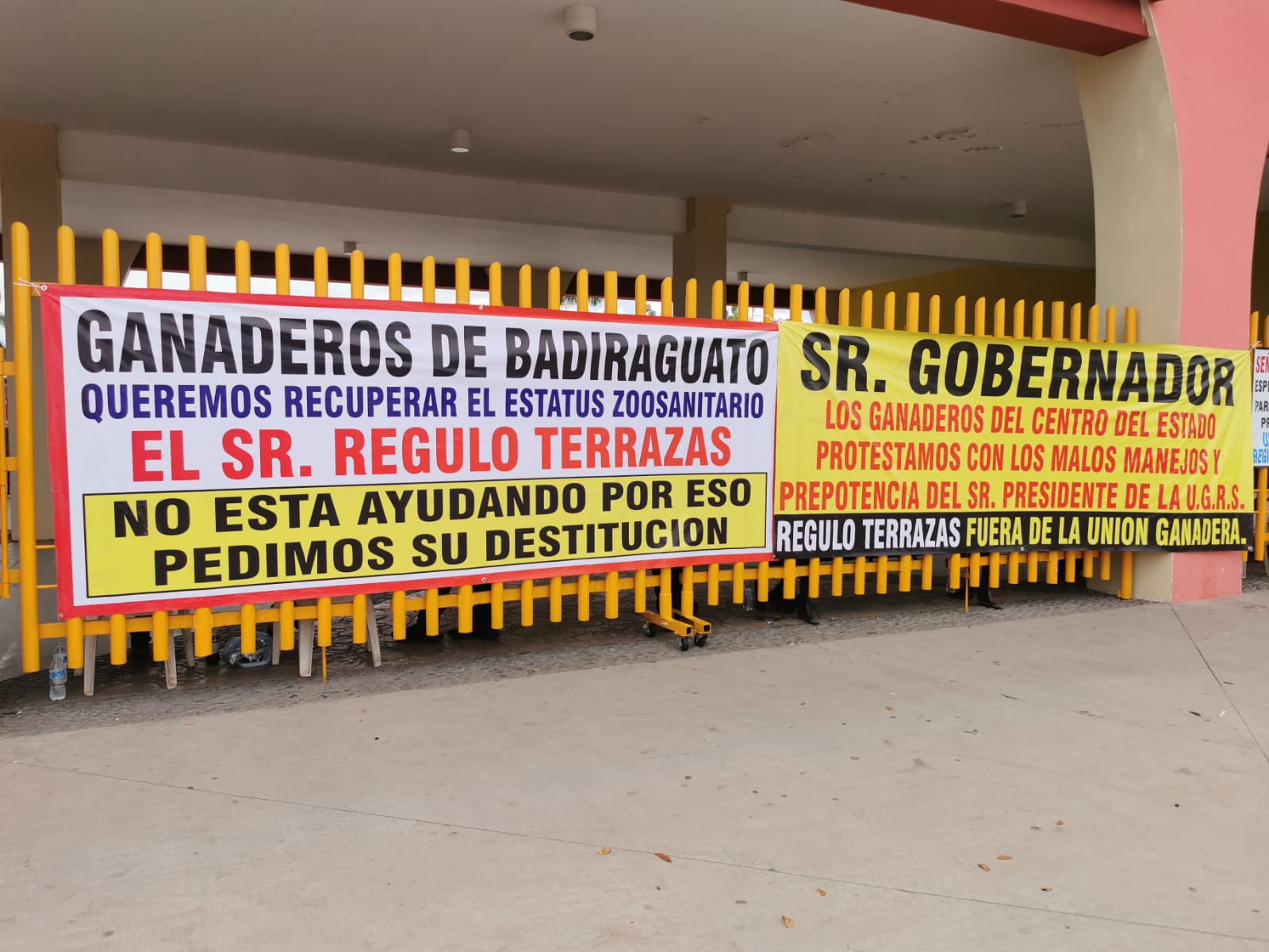 Lonas que colocaron los ganaderos en las instalaciones de la feria ganadera en Culiacán, exigiendo la destitución de Regulo Terrazas