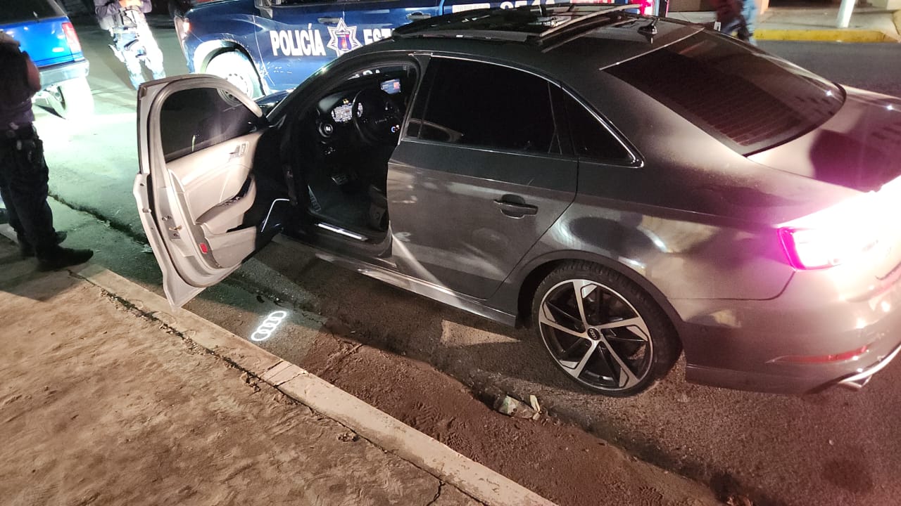 Andaba a exceso de velocidad y con tres mujeres en un Audi robado que traía placas sobrepuestas; lo detienen (cortesía)
