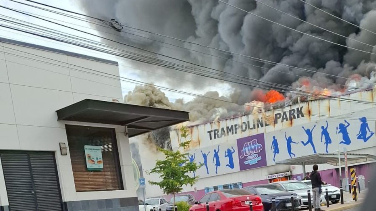 Se quema famoso negocio Air Jump Trampoline Park en plaza Cinépolis en Culiacán Arde el Air Trampoline Park en Culiacán