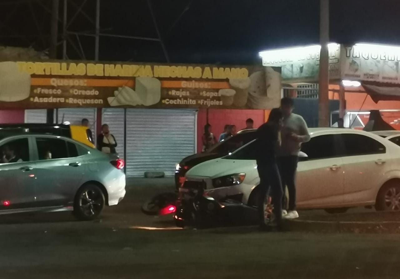 Automóvil embiste a motociclista en el sector Barrancos de Culiacán y lo deja lesionado