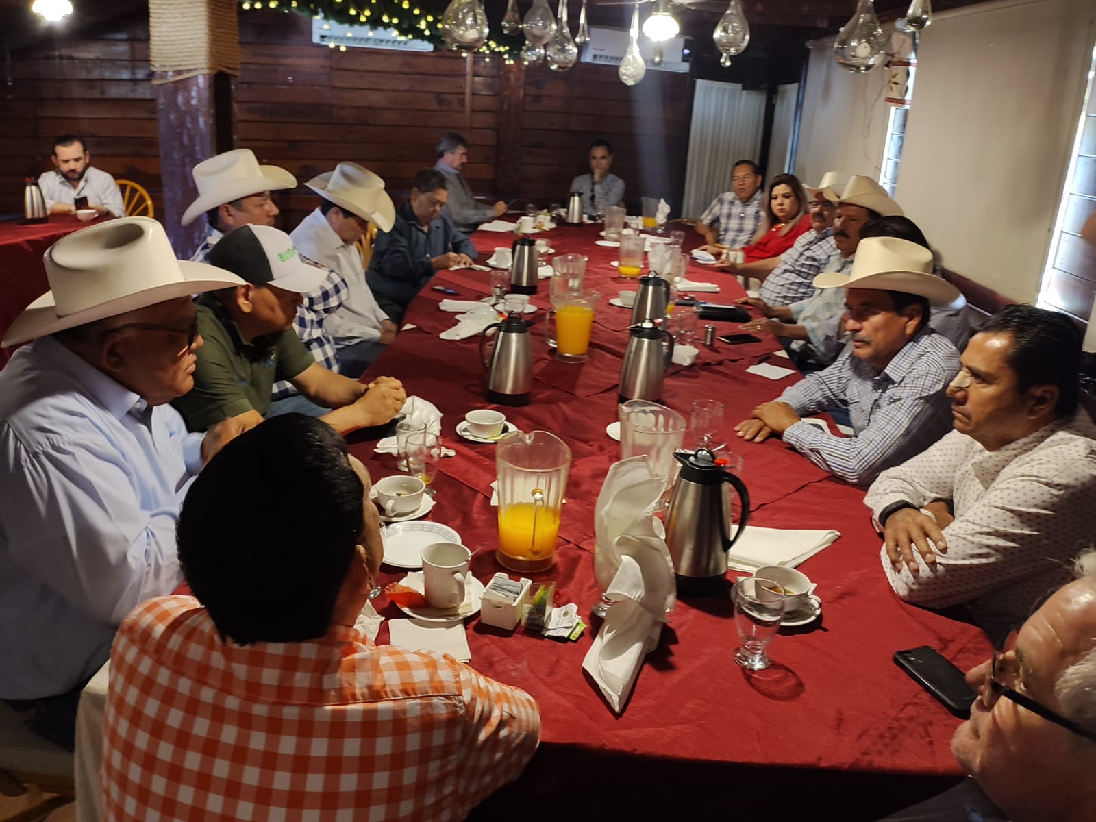 Guasave, Sinaloa, productores agrícolas, Sinaloa, megamarcha, Culiacán, tractores, camiones, maquinaria, Baltazar Valdez Armentía, Campesinos Unidos de Sinaloa, precio, maíz, trigo, carretera México 15, El Carrizo,