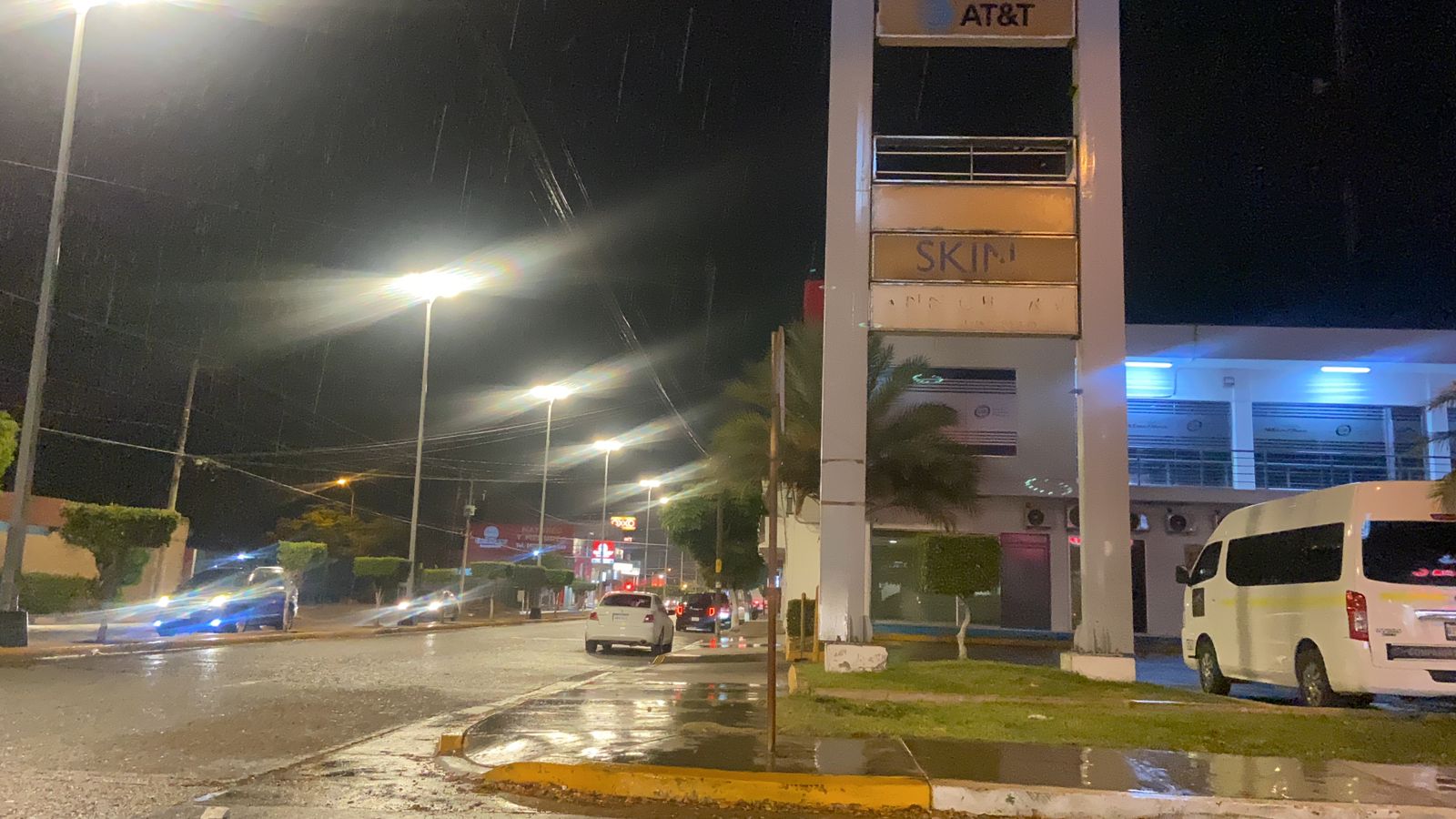 Caen las primeras lluvias en Guamúchil y con ellas los apagones