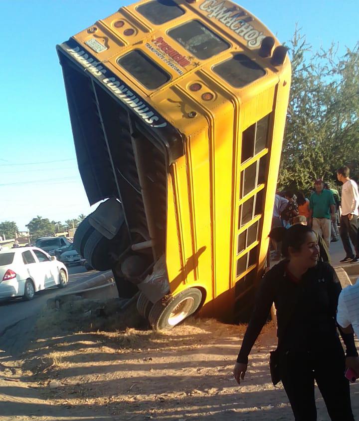 Camión de jornaleros cae a canal en Villa Juárez, Navolato; no hay heridos (Miguel Urías)