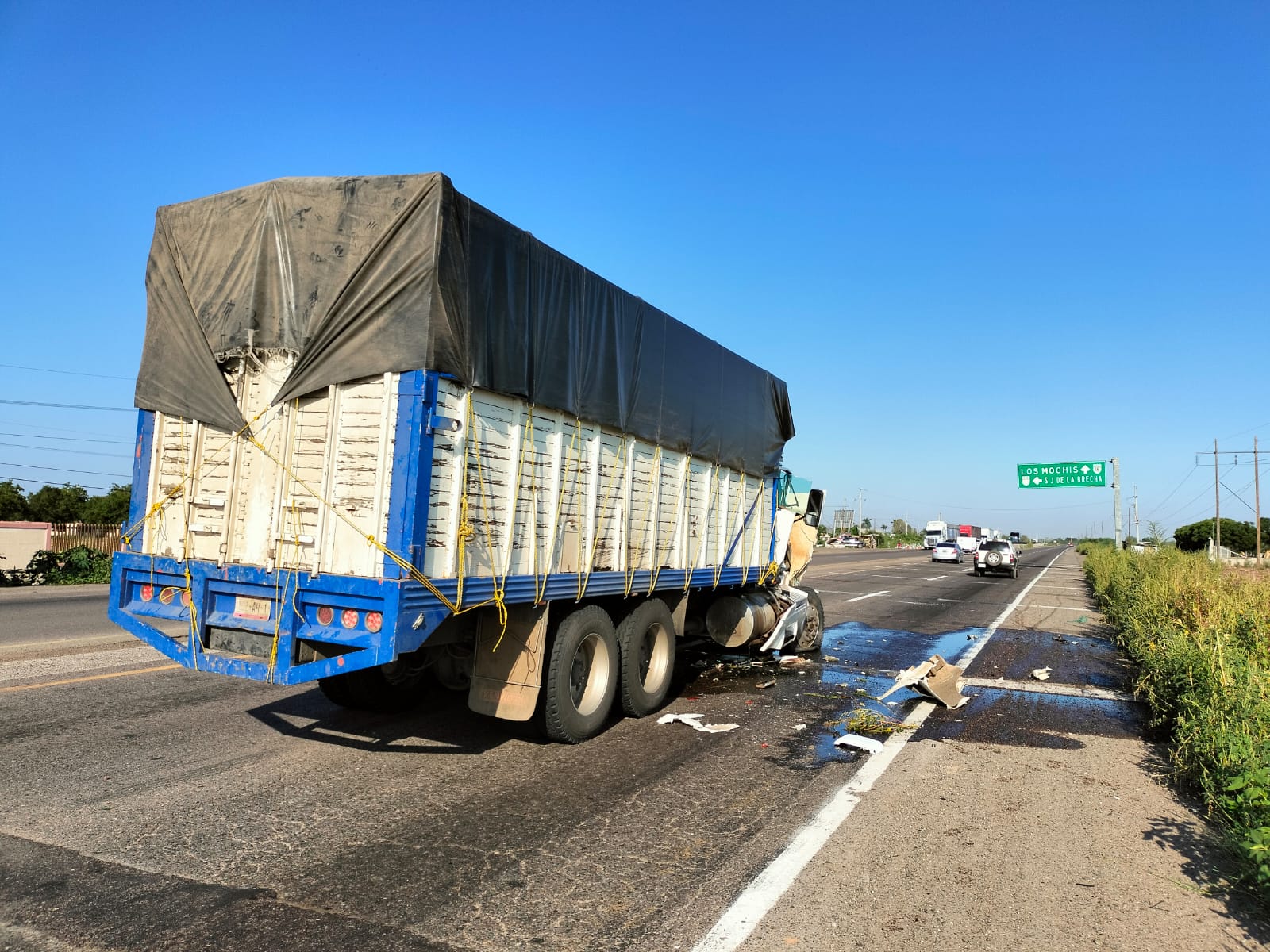 Camión tipo Torton accidentado en la carretera México 15 en Guasave