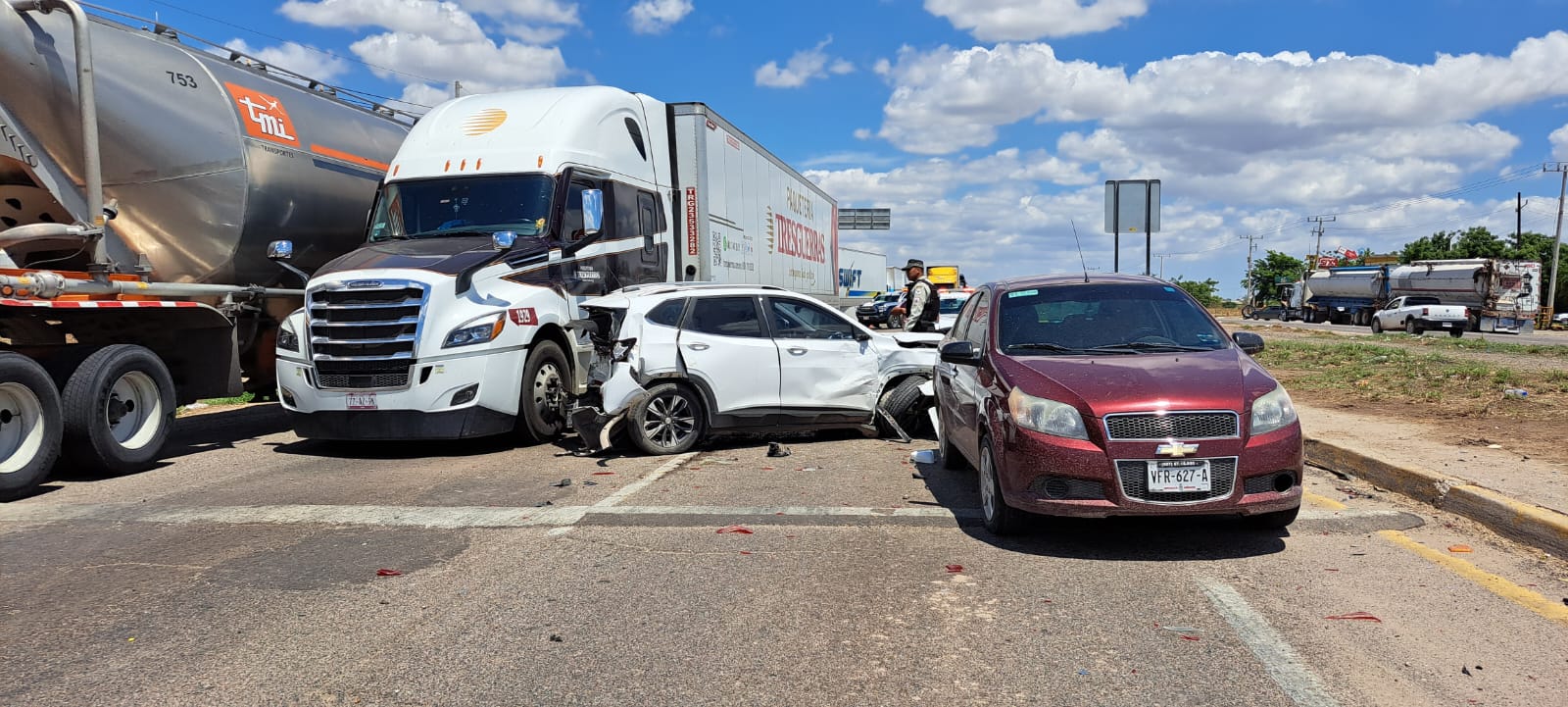 Carambola sobre la México 15 en Guasave dejó una persona lesionada y fuertes daños materiales