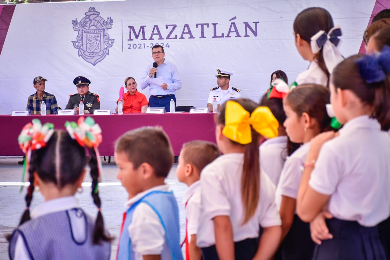 Ceremonia de Lunes Cívico en escuela pública de Mazatlán. 