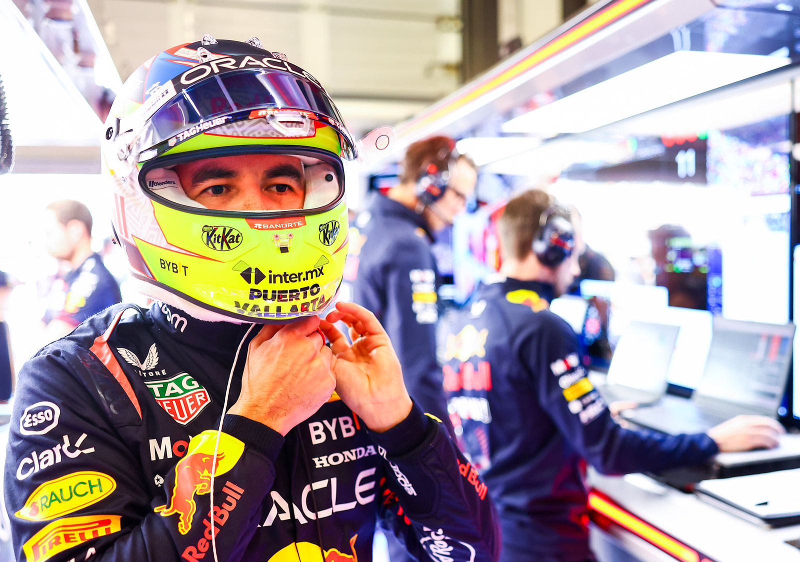 Checo Pérez quitándose el casco