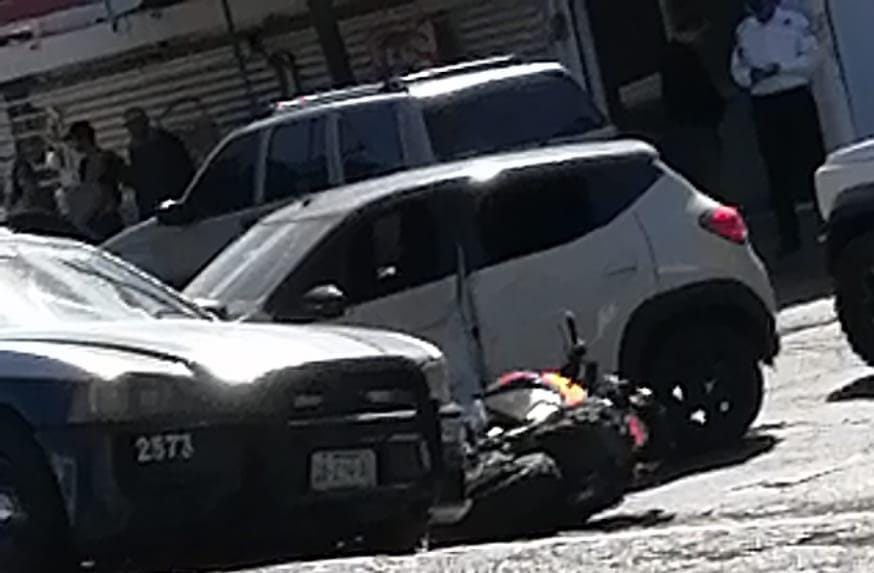 Chocan automóvil y motocicleta en el Infonavit Humaya de Culiacán, (Ernesto Martínez)
