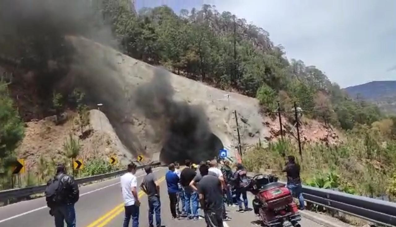 Cierran la Mazatlán-Durango por incendio de un vehículo dentro del túnel