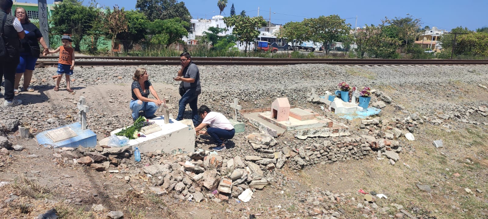 Con flores recuerdan a los 34 fallecidos del trenazo en Mazatlán