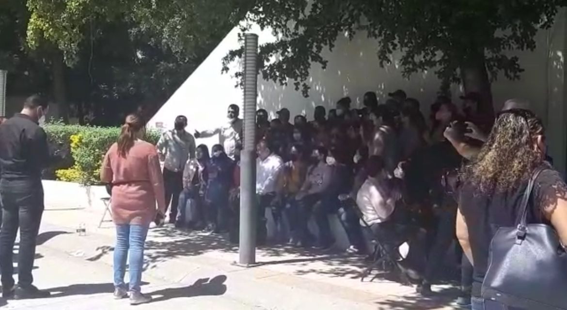 VIDEO| Con música y carne asada ‘protestan’ maestros del SNTE 27 en la SEPyC