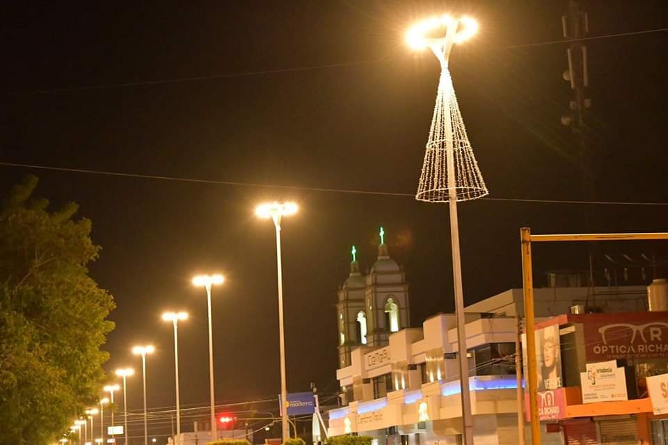 Con 'vaquita' del personal del ayuntamiento, decoran luminarias del centro en Guamúchil