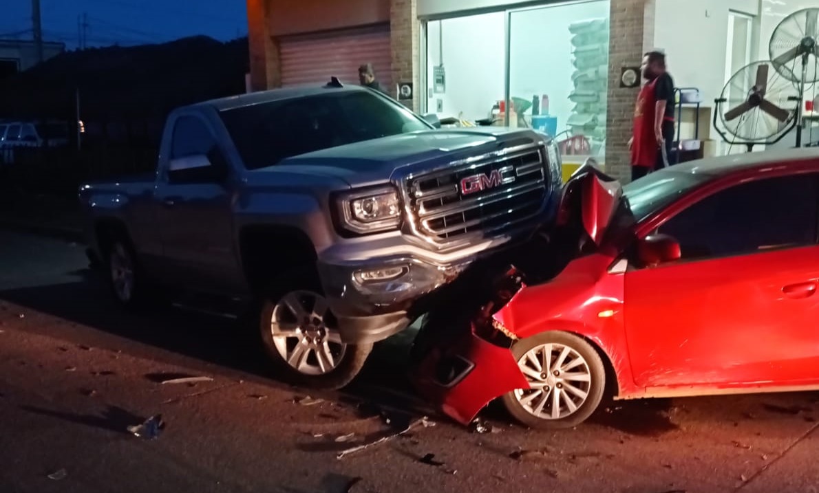 Conductor-en-aparente-estado-de-ebriedad-se-impacta-contra-vehiculo-estacionado-en-Guasave4