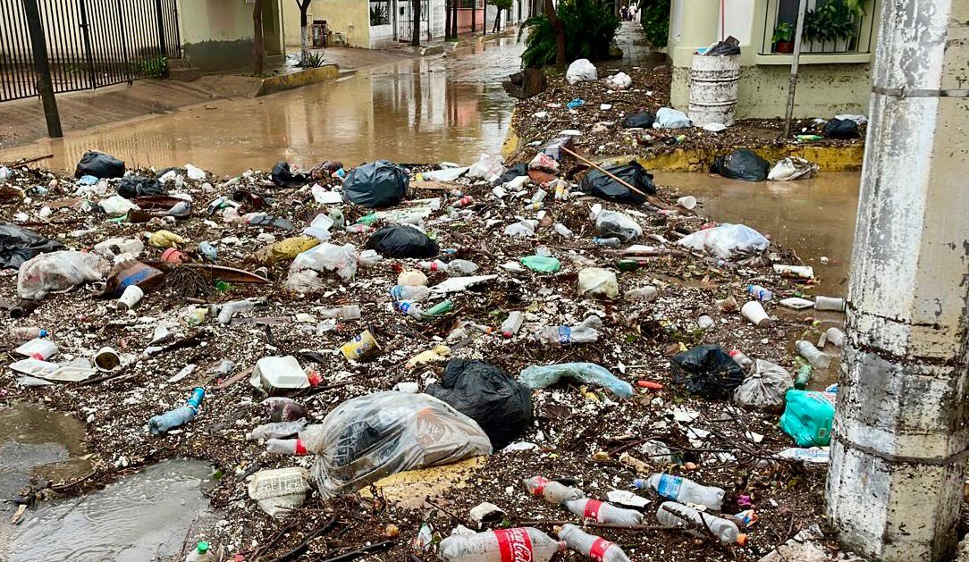 Cúmulos de basura obstruyen colector Roosevelt provocando inundaciones en el Centro