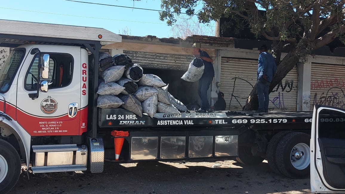 Por presunción de delitos ambientales, FGR decomisa costales de carbón en Mazatlán