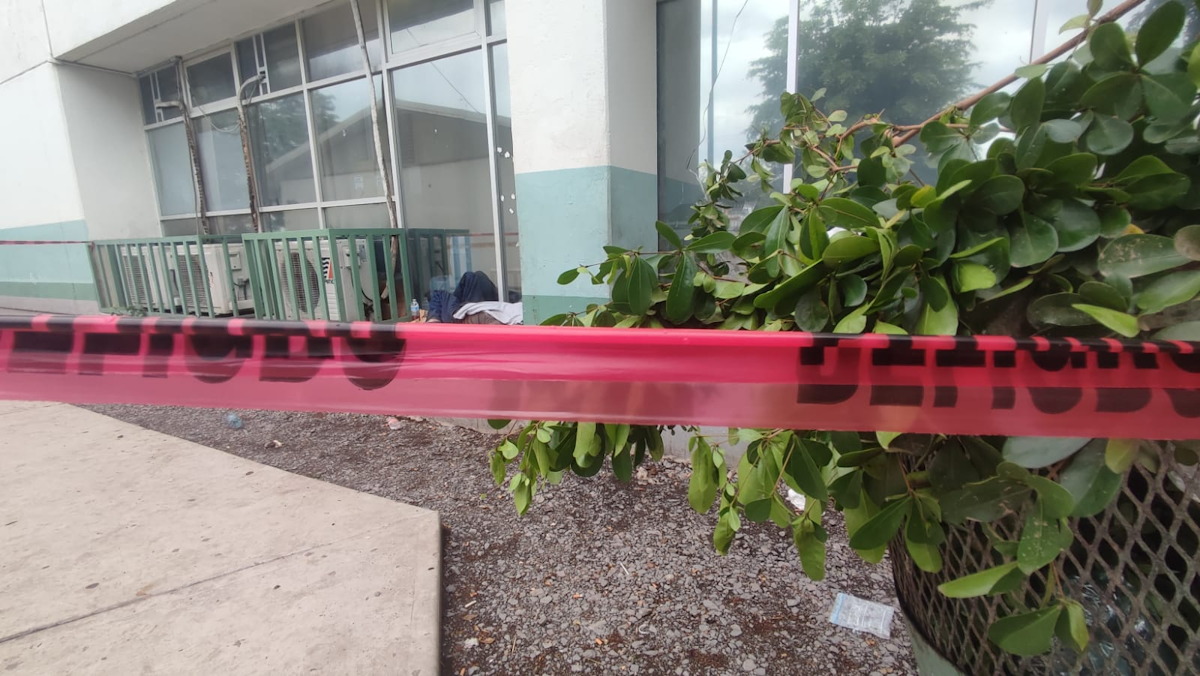 Dejan a una persona son vida en Hospital de Los Mochis