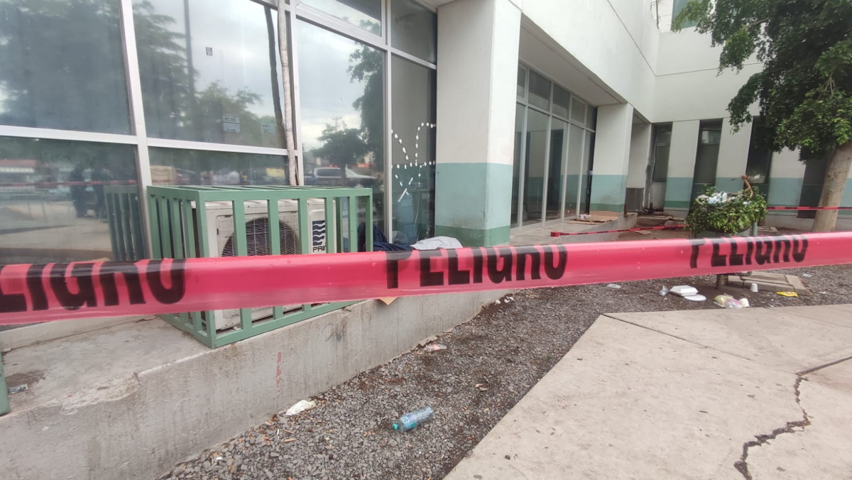 Dejan a una persona son vida en Hospital de Los Mochis