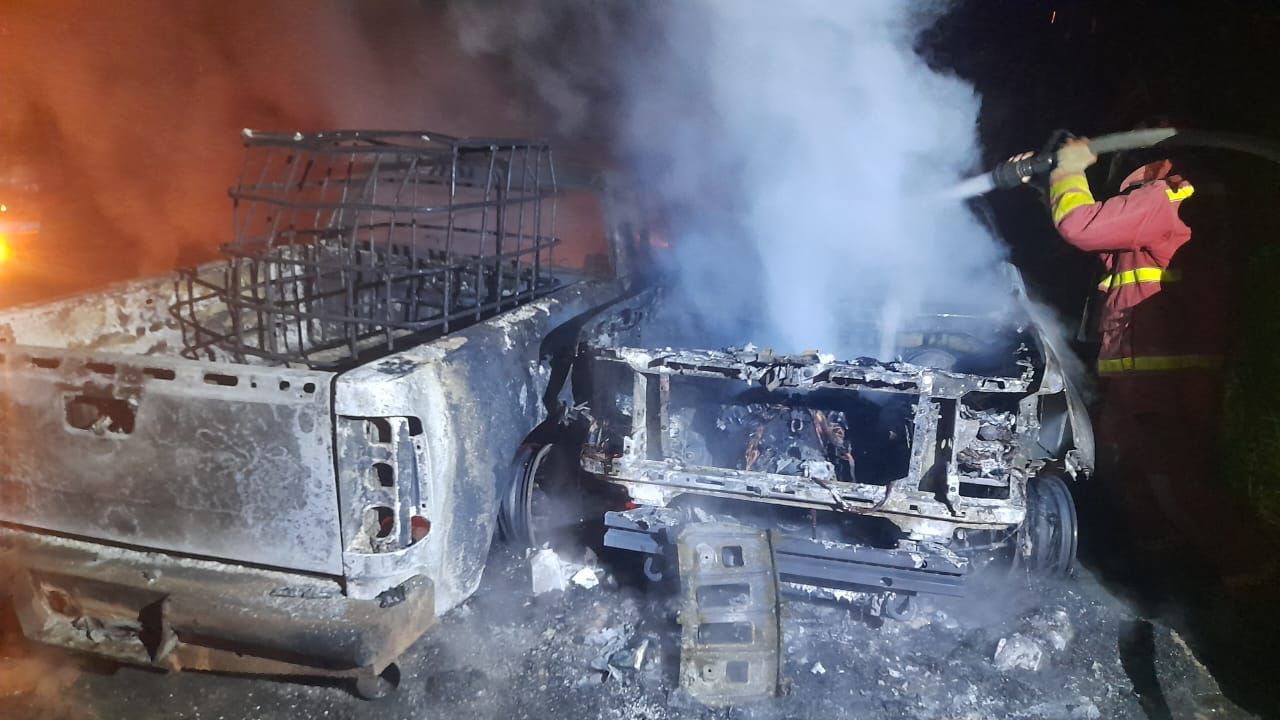 Dos camionetas terminan calcinadas luego de chocar en la carretera de El Rosario Dos camionetas terminan calcinadas luego de chocar en la carretera de El Rosario