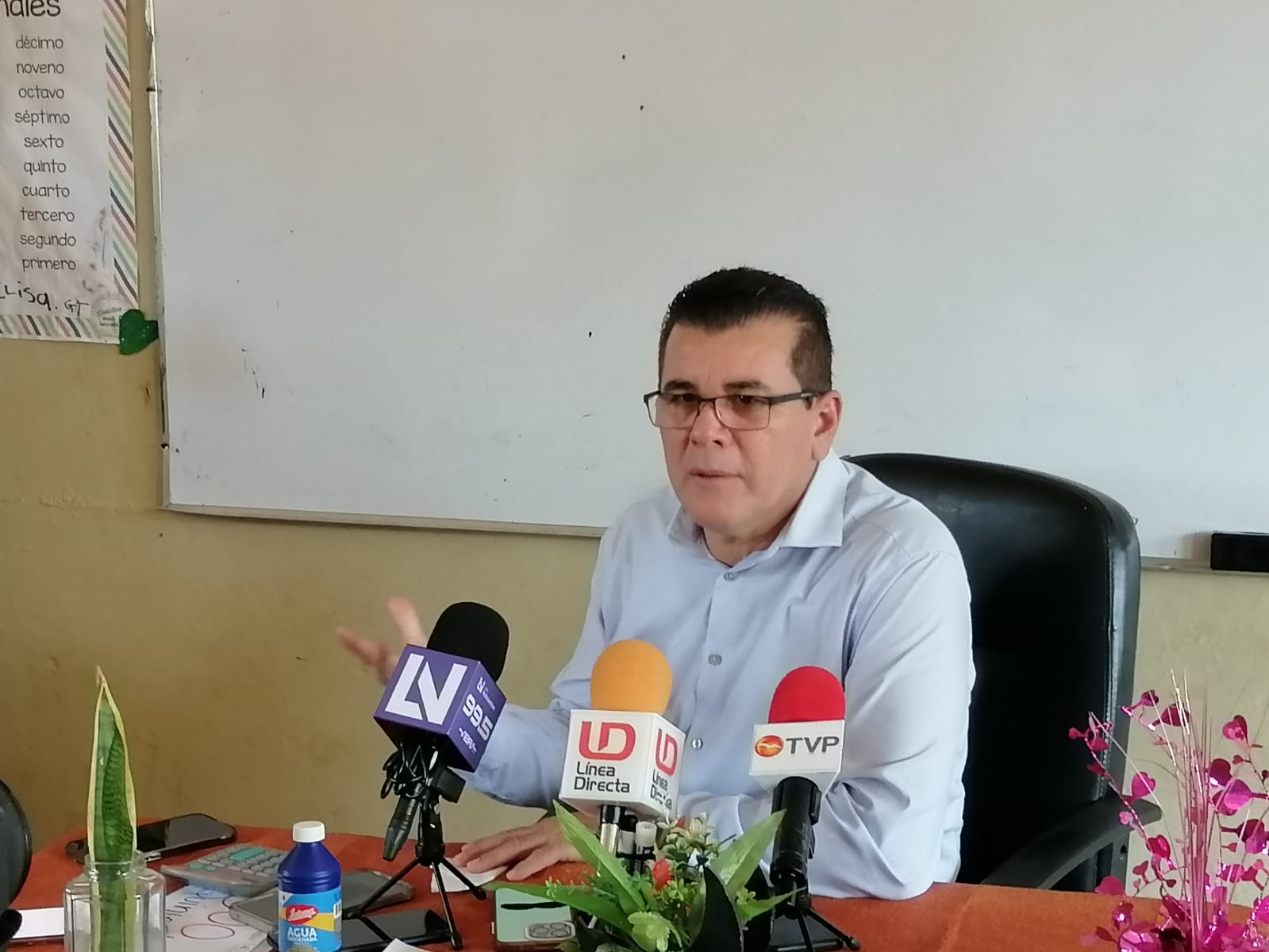 Édgar González Zatarain, alcalde de Mazatlán en entrevista en su oficina