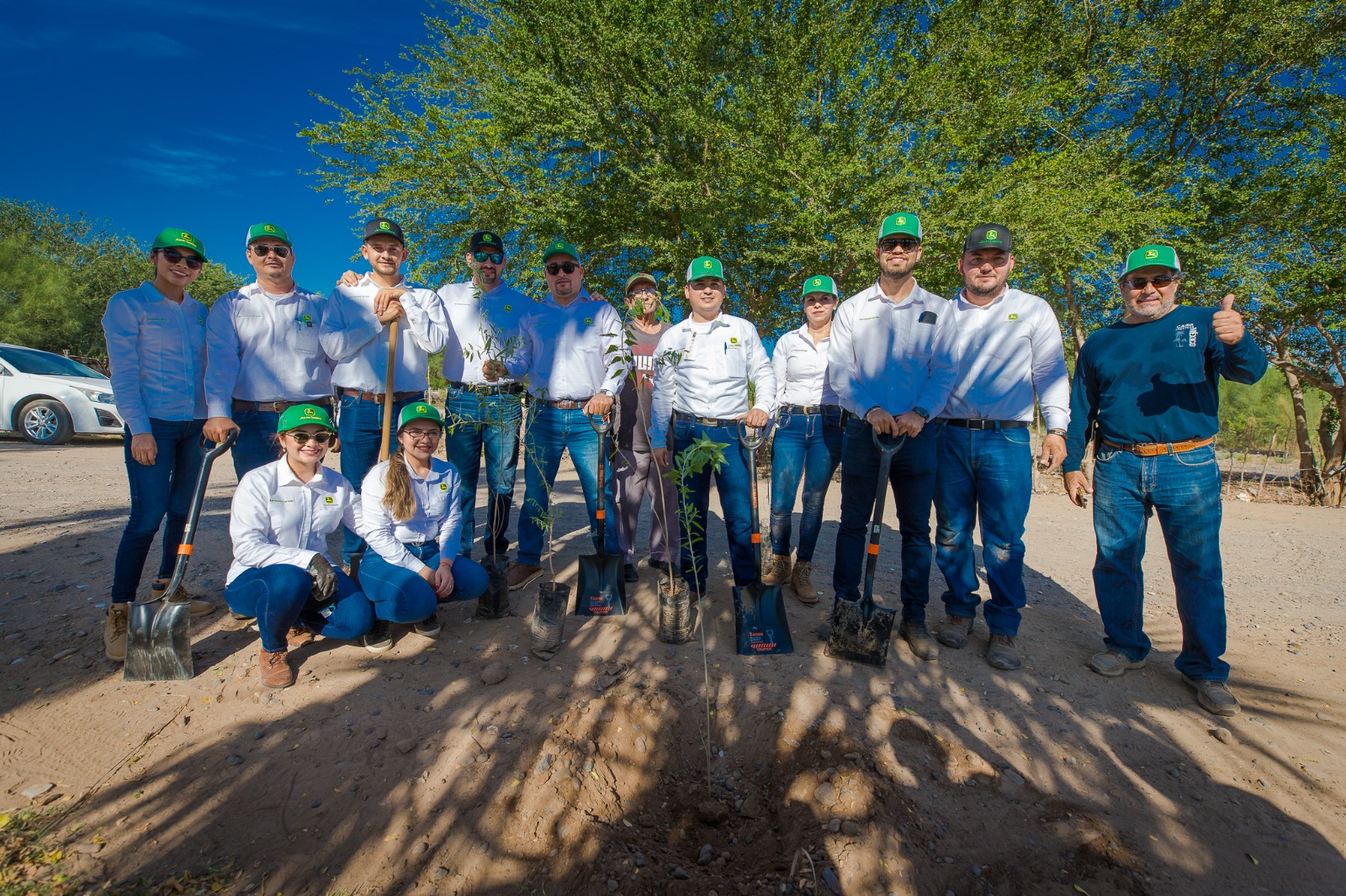 En Guasave, Ecología y DURS hacen equipo con empresa agrícola; plantan 100 árboles en el río