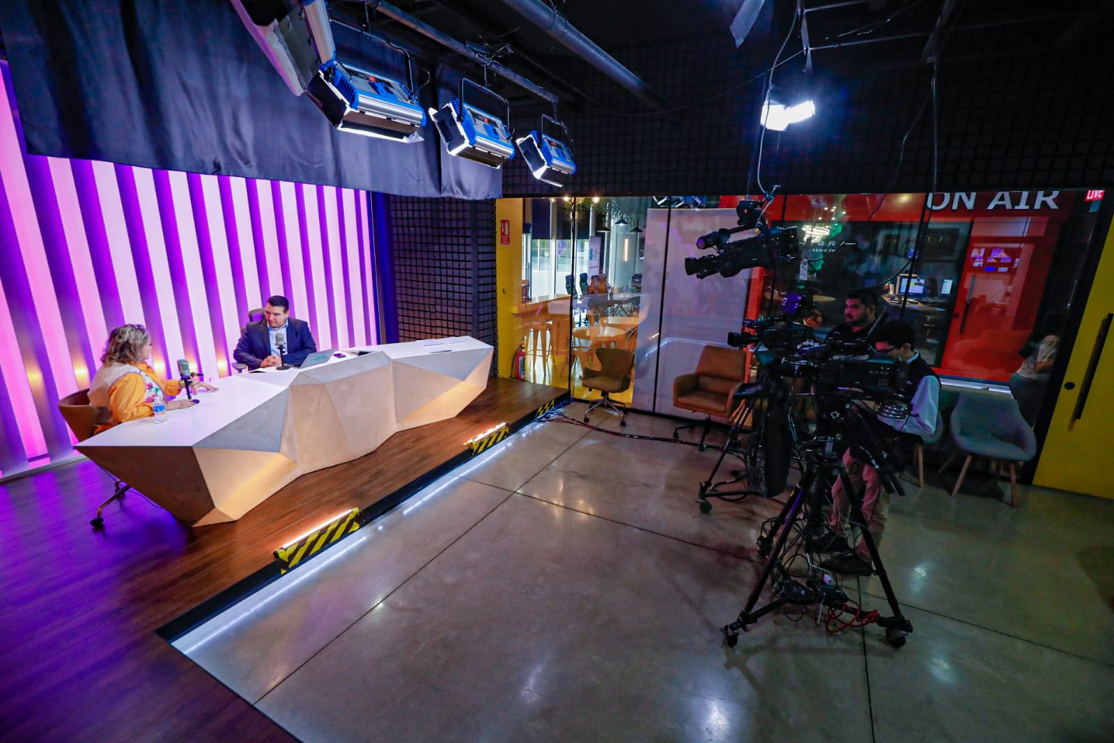 Eneyda Rocha Ruiz, presidenta del sistema DIF Sinaloa, en entrevista con Luis Alberto Díaz