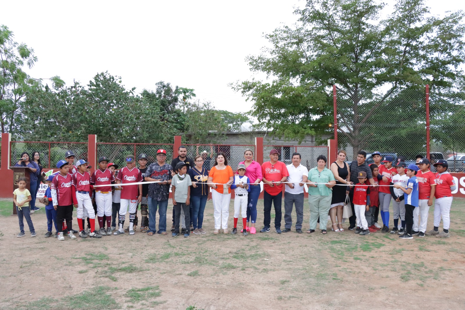 Entregan estadio de beisbol rehabilitado a la comunidad de Copales, en El Rosario