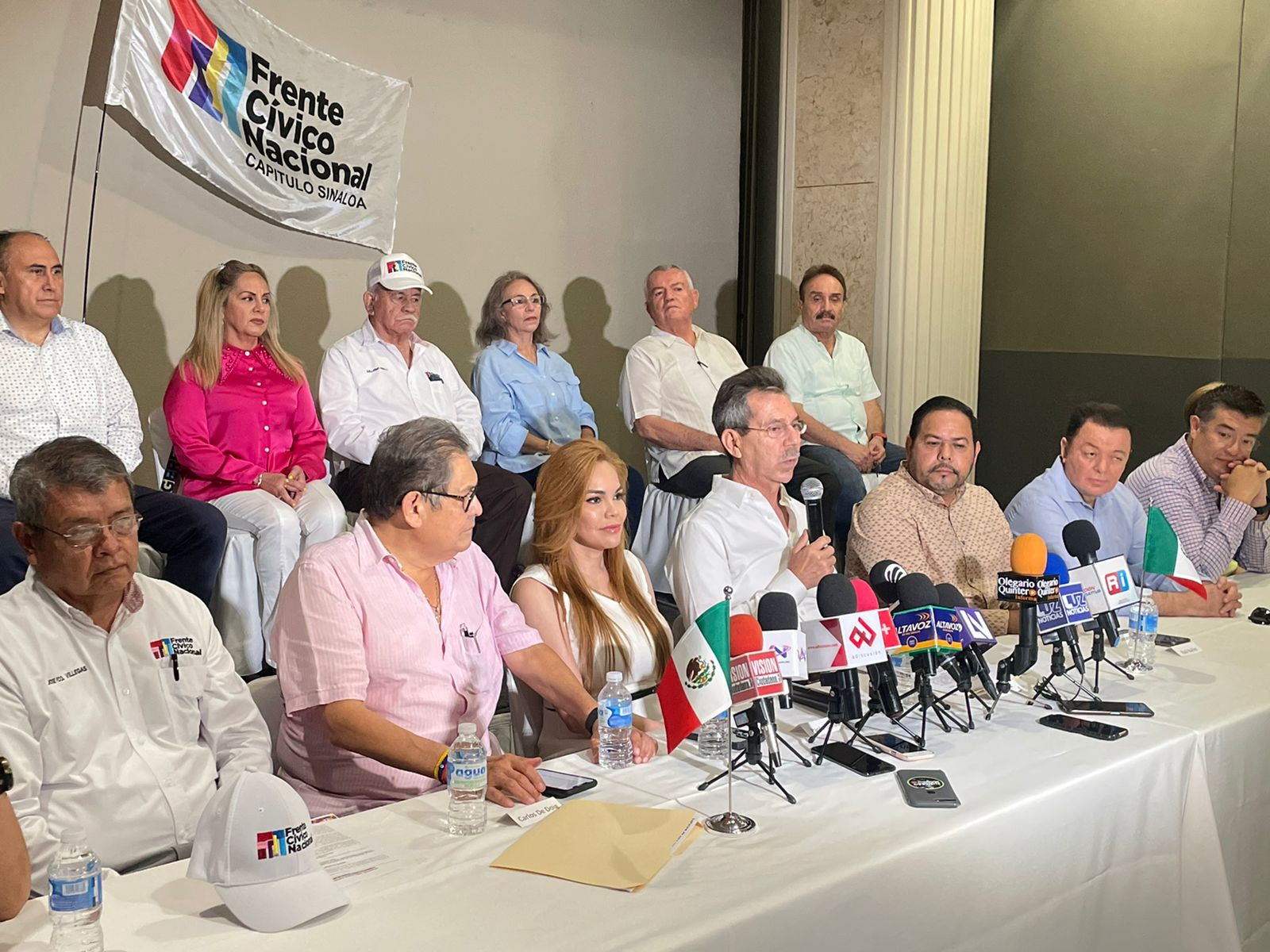 Estamos más fuertes que nunca, niega Paola Gárate desacuerdos en PRI-PAN-PRD, pero no sabe porqué los dejaron plantados (Los Noticieristas)