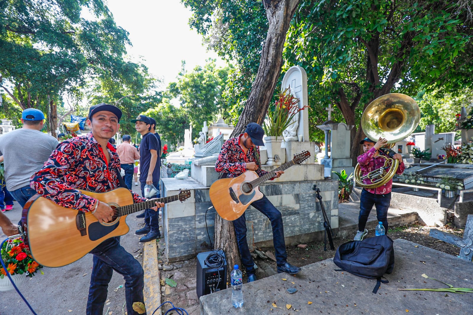 Día de Muertos | Esto cuesta llevar música a tus seres queridos al panteón  en Culiacán; checa costos | Los Noticieristas