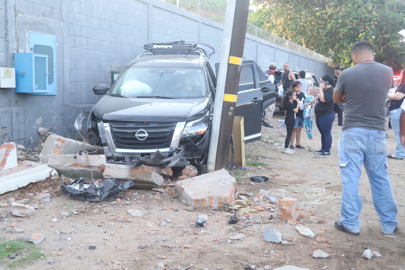 Familia se impacta en su camioneta contra barda al sur de Mazatlán
