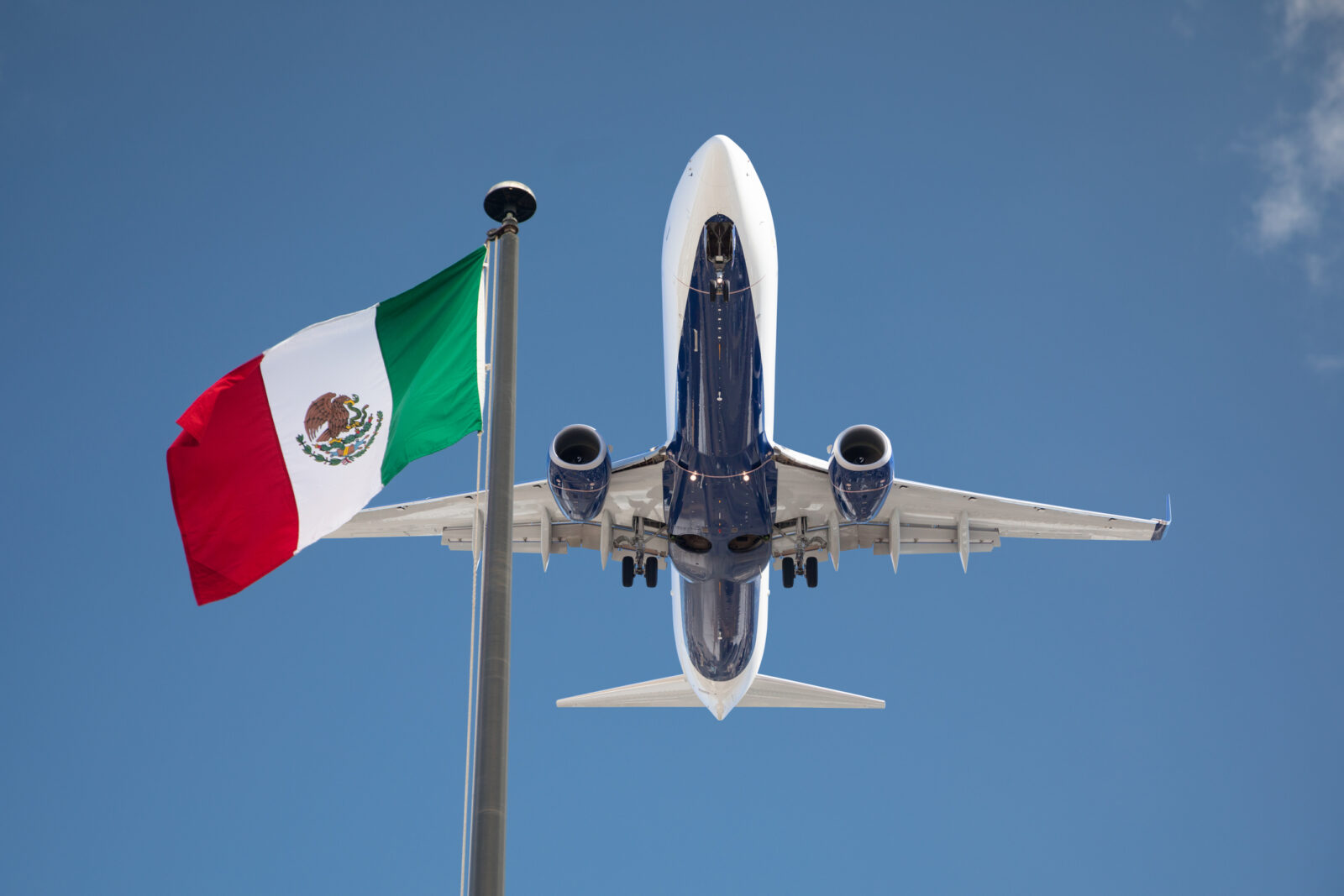 Avión en vuelo desde México. Foto de Ilustración