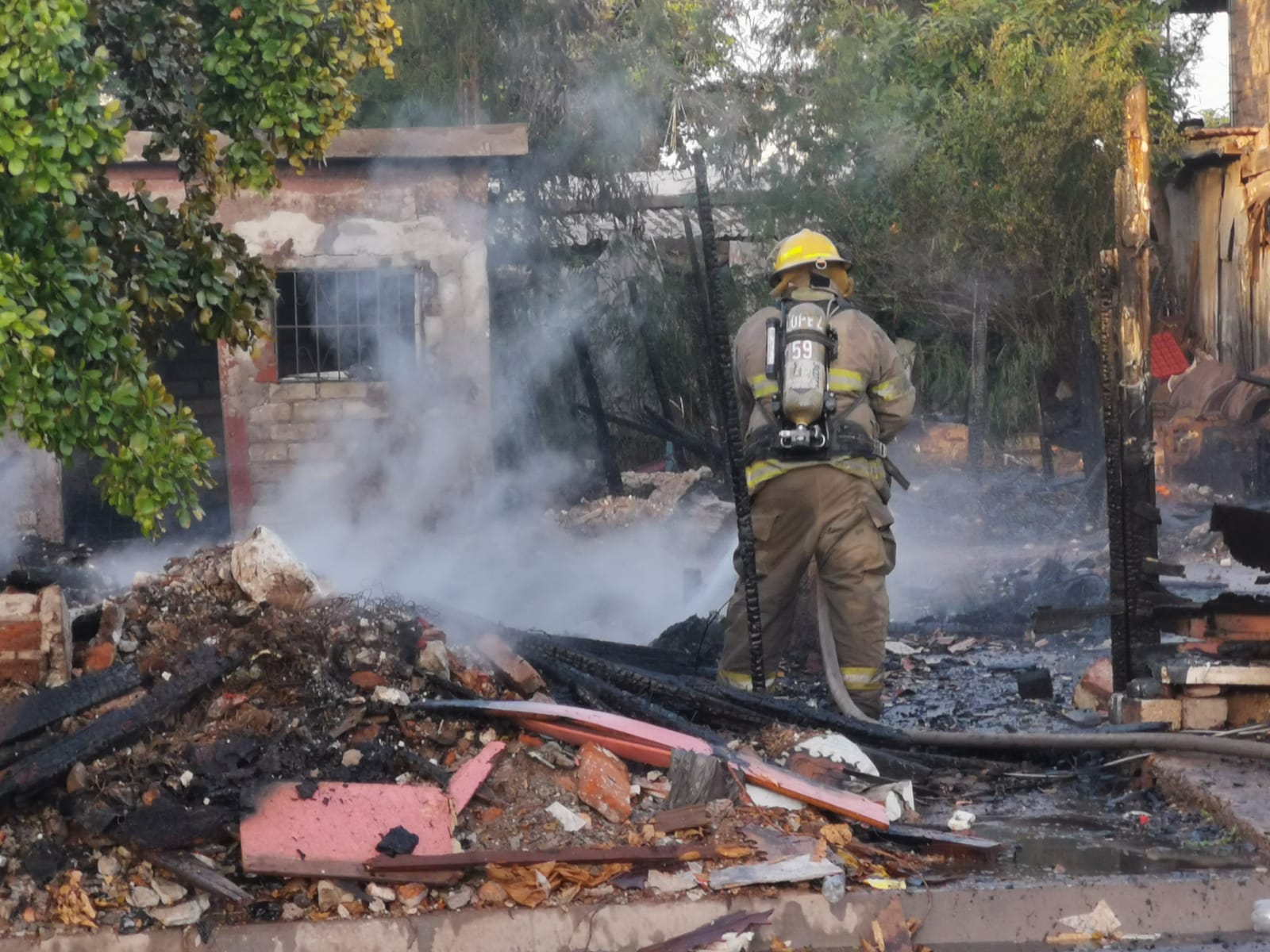 Fuego arrasa con tres viviendas en la Colonia Libertad en Los Mochis