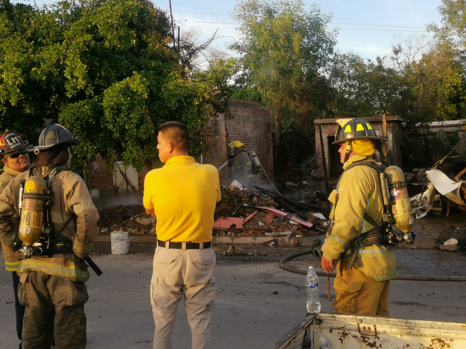 Fuego arrasa con tres viviendas en la Colonia Libertad en Los Mochis