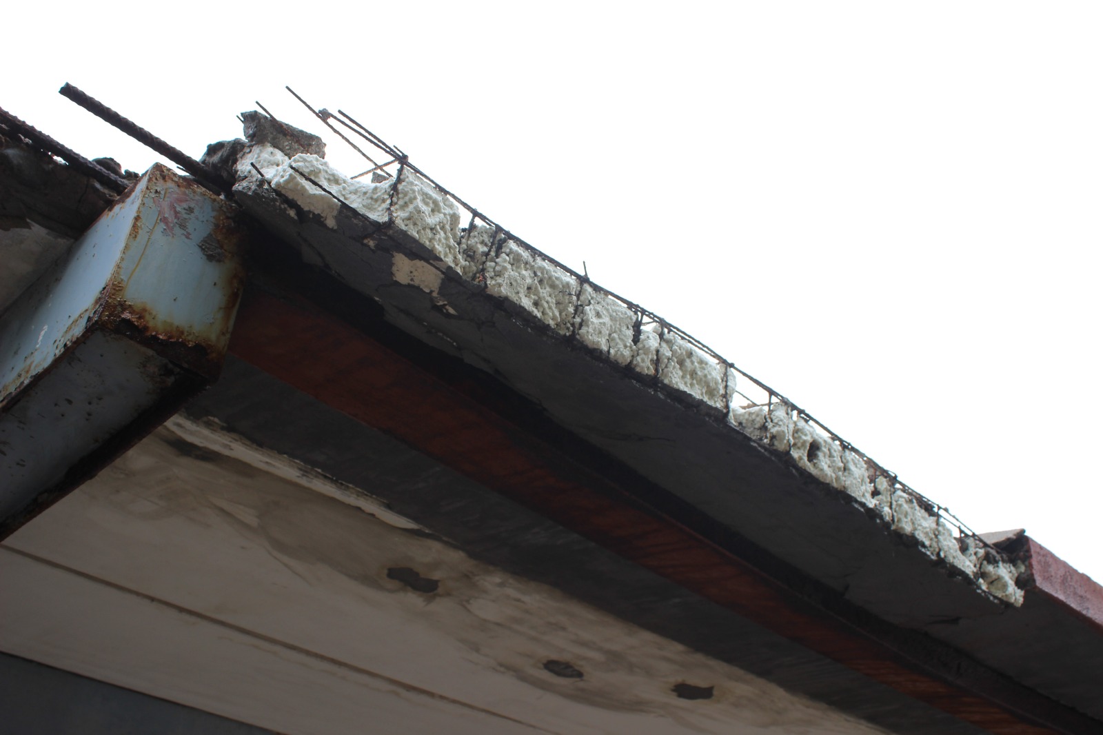 Fueron dos las escuelas con daños en Mazatlán, también en la Morelos del Centro colapsó una techumbre