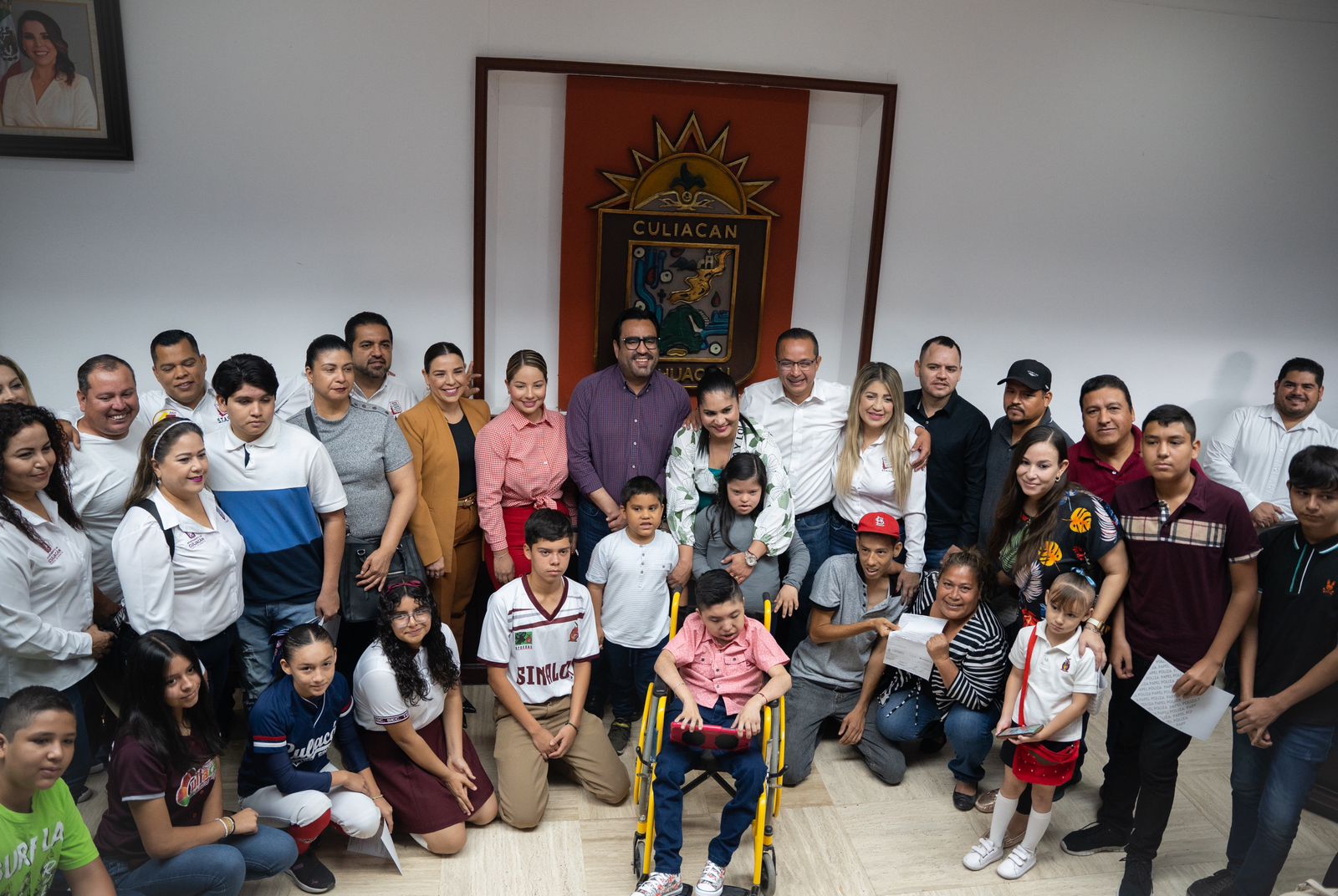 Gámez Mendívil entrega mil 700 becas a hijos de trabajadores del Stasac