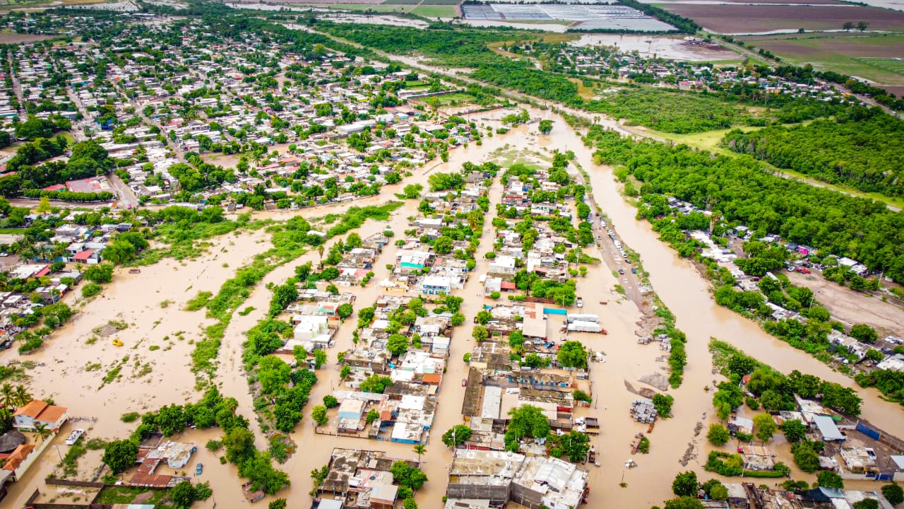 Gran parte de Villa Juárez, Navolato, bajo el agua, tras paso de la depresión tropical 'Norma'