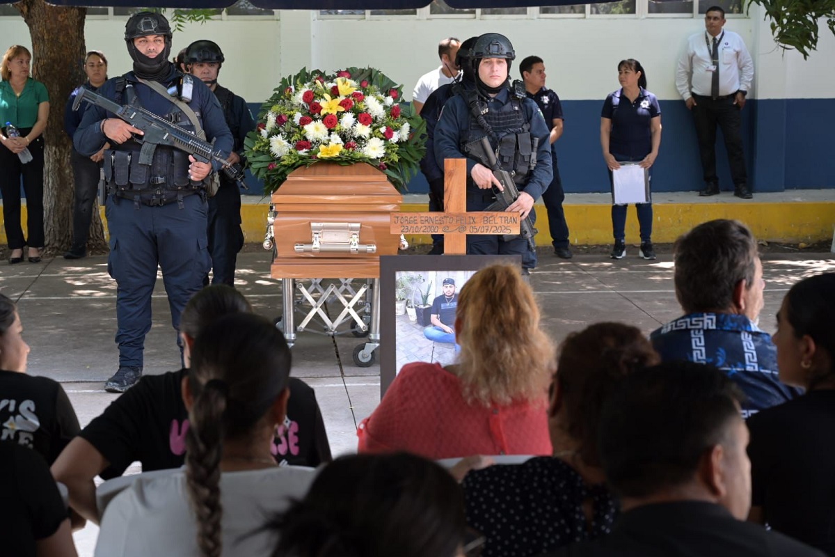 Homenaje policía asesinado en El Diez