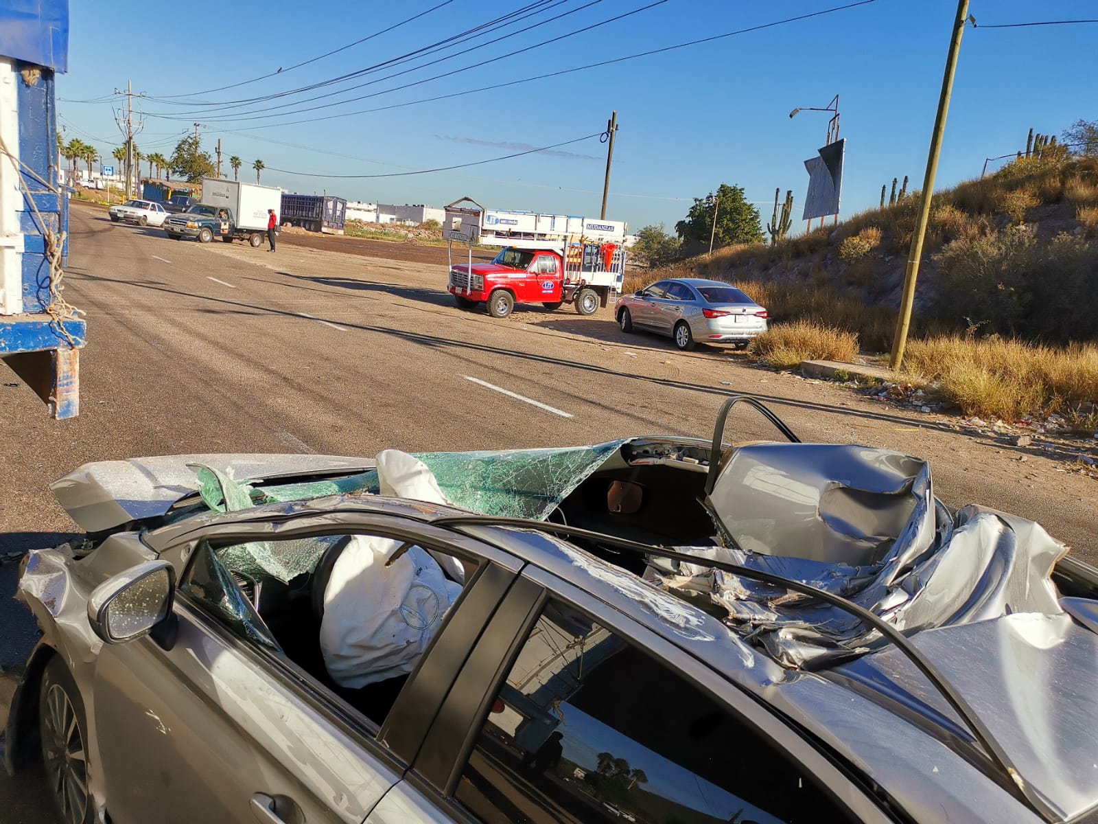 Honda se impactan contra un torton en los mochis auto