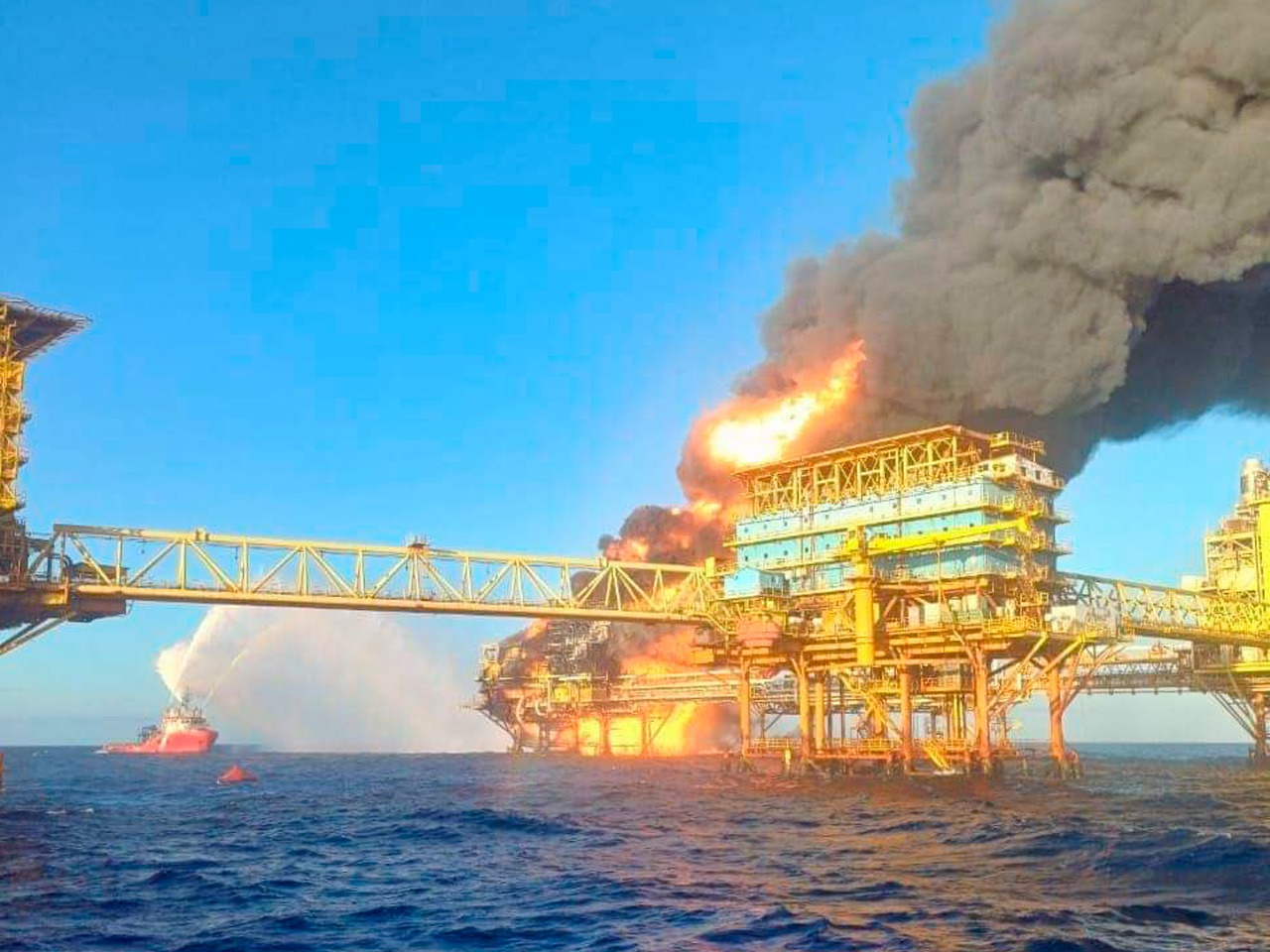 Incendio en plataforma de Pemex en Campeche. Foto: Cortesía