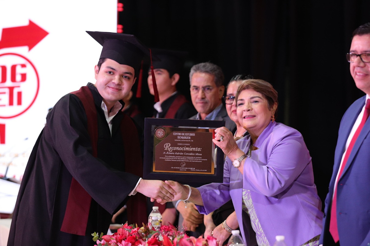 Jovenes graduados del CETIS en Guasave