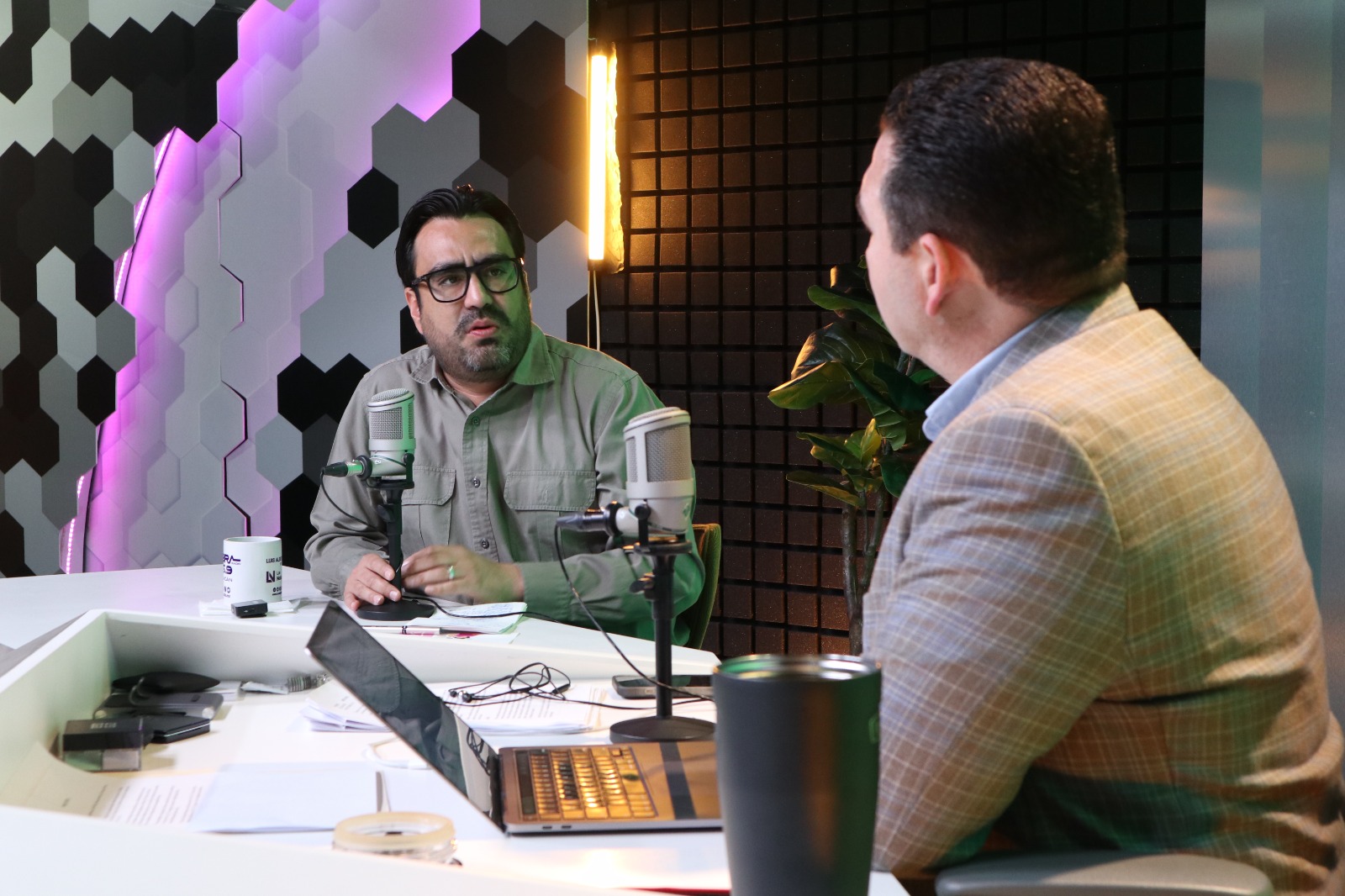 Juan de Dios Gámez Mendívil entrevistado por Luis Alberto Diaz en el estudio de Los Noticieristas