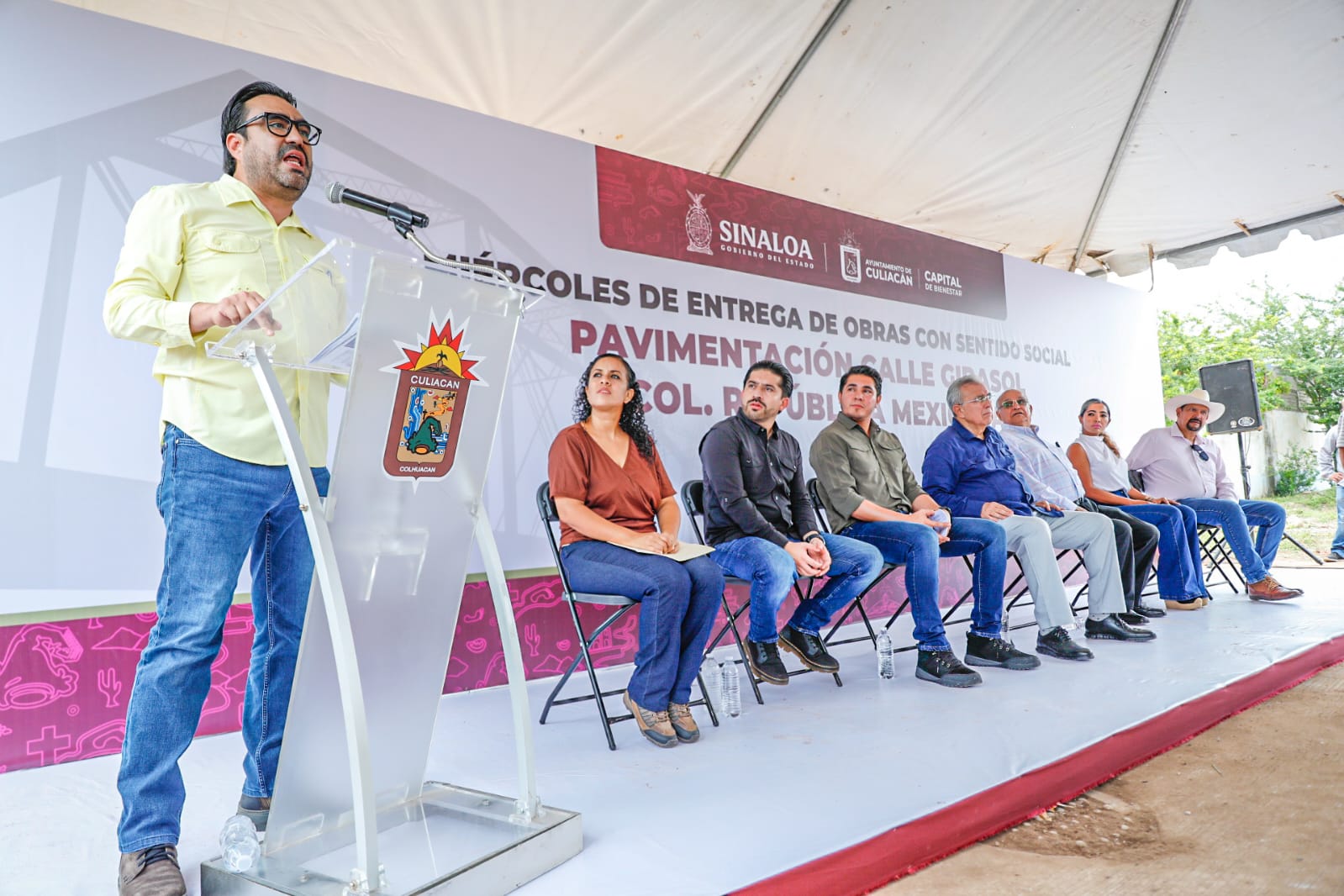 Juan de Dios Gámez en inauguración de calle Girasol en la colonia República Mexicana. Foto: José Betanzos